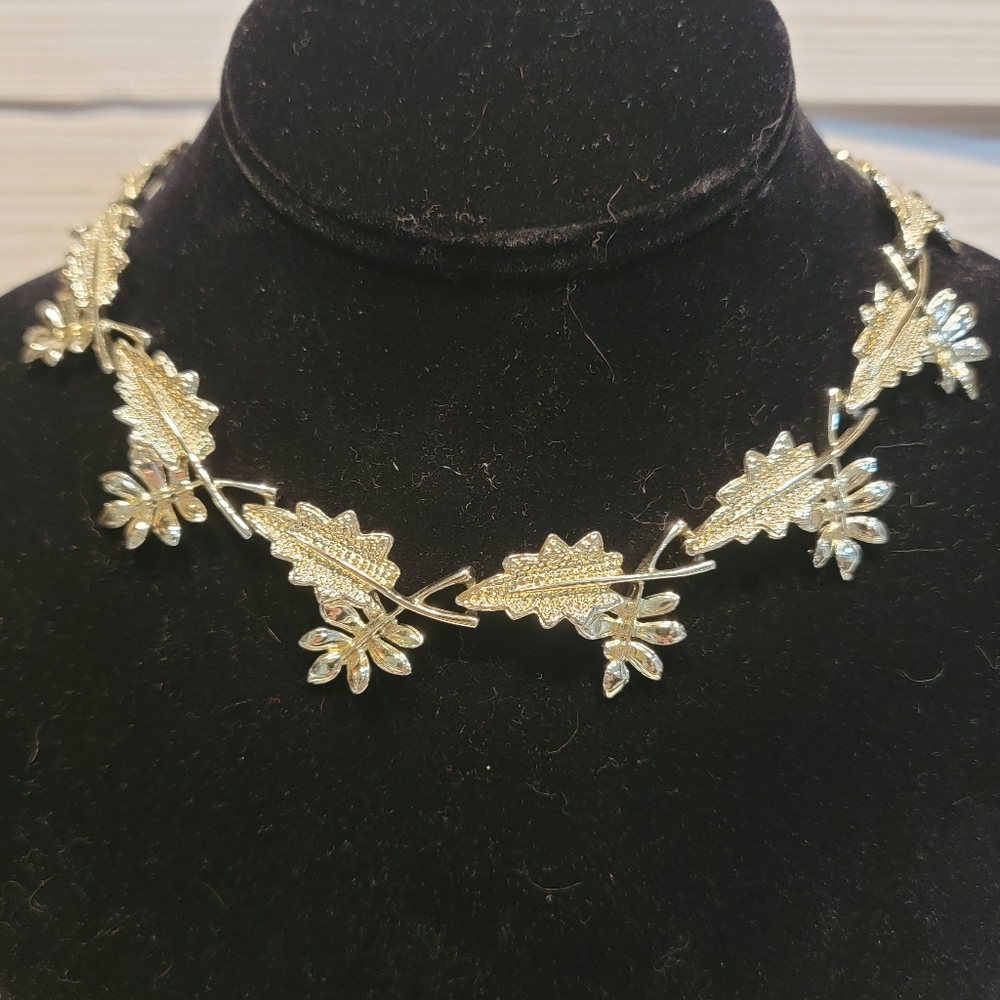 Vintage STAR Gold Tone Leaf Botanical Collar Necklace 1940s-60s Signed